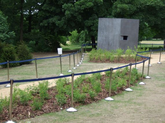 Das Denkmal für die im Nationalsozialismus verfolgten Homosexuellen kurz vor seiner offiziellen Eröffnung im Mai 2008