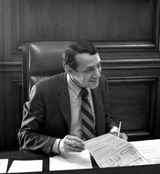 Harvey Milk vertritt Bürgermeister Moscone einen Tag lang im Jahr 1978