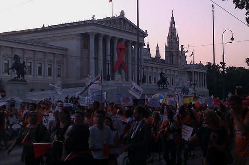 Der 'Marsch für Menschenrechte' (Human Rights March), vor dem Parlament (Foto: www.thinkoutsideyourbox.net)