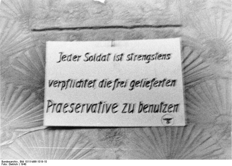 Kondomzwang in einem Soldaten-Freudenhaus im von der NS-Wehrmacht besetzten Brest 1940 (Foto: Bundesarchiv Bild 101II-MW-1019-10)