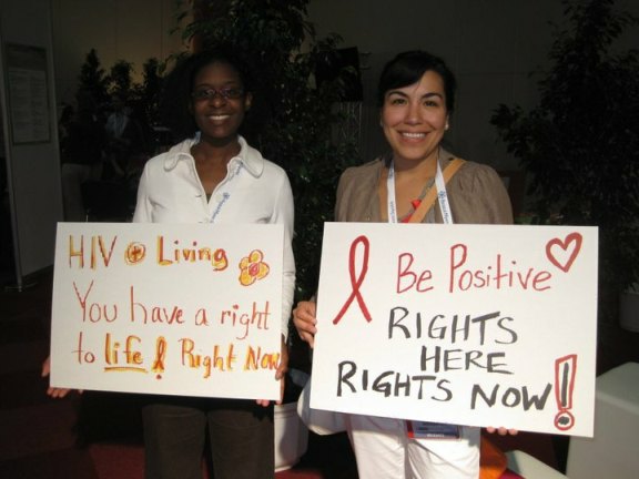 zwei Konferenzteilnehmer aus Kanada bereiten sich vor für den Rally for Human Rights (Foto: HIV Human Rights 2010)