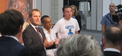 Bundesgesundheitsminister Bahr mit iwwit- Rollenmodell Marcel bei der Eröffnung des deutschen Standes auf der XIX. Internationalen Aids-Konferenz